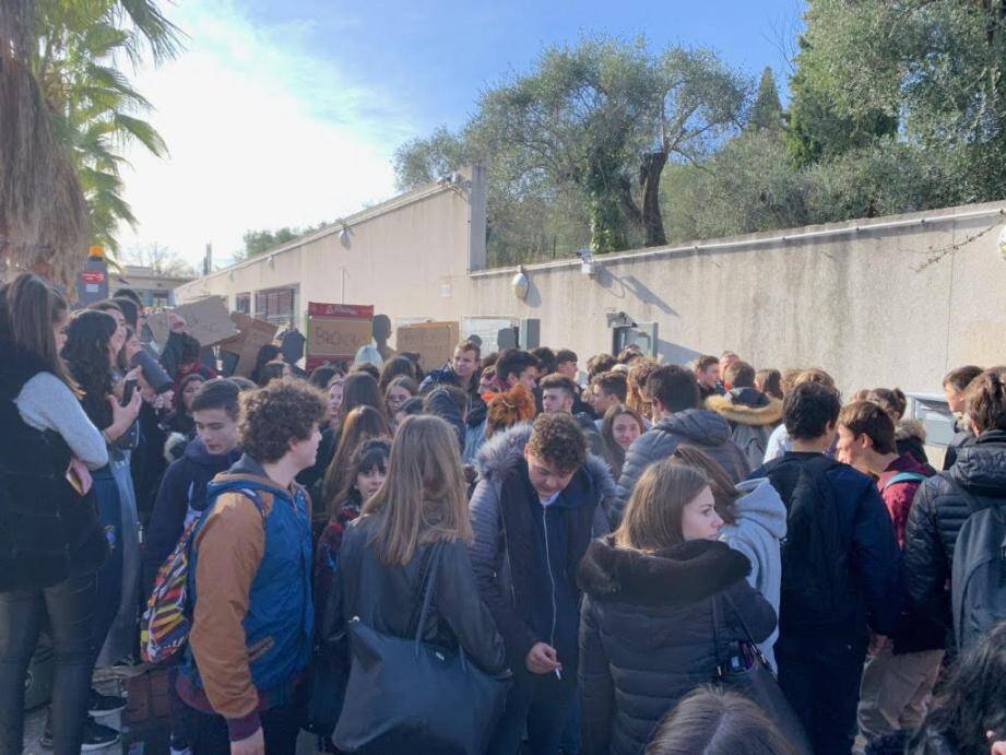 Manifestation devant le lycée Matisse de Vence ce mardi.