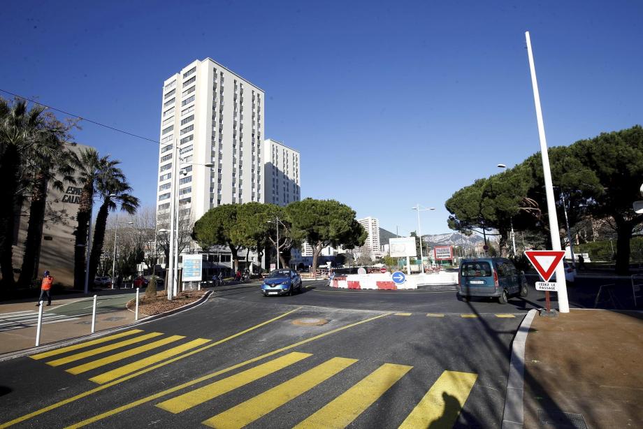 Le giratoire à l'angle deu boulevard Bazeilles et de l'avenue De-Lattre-de-Tassigny a été réalisé pour fluidifier la circulation.