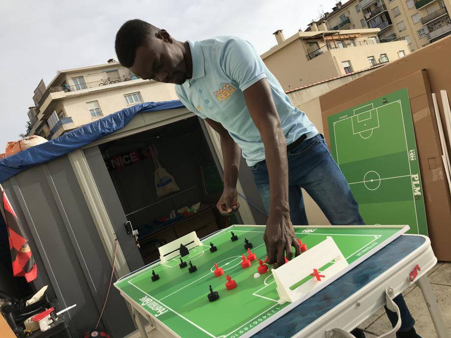 Henri Nientao fabrique ses pièces chez lui dans un atelier sur sa terrasse.