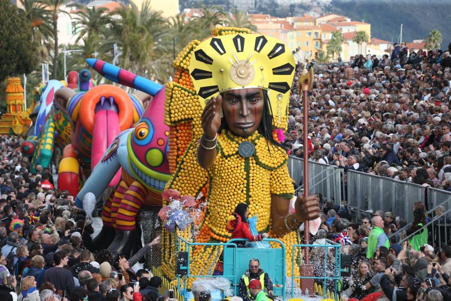 Lors des corsos de fruits d’or, dix chars d’agrumes paradent dans la ville des Citrons. 