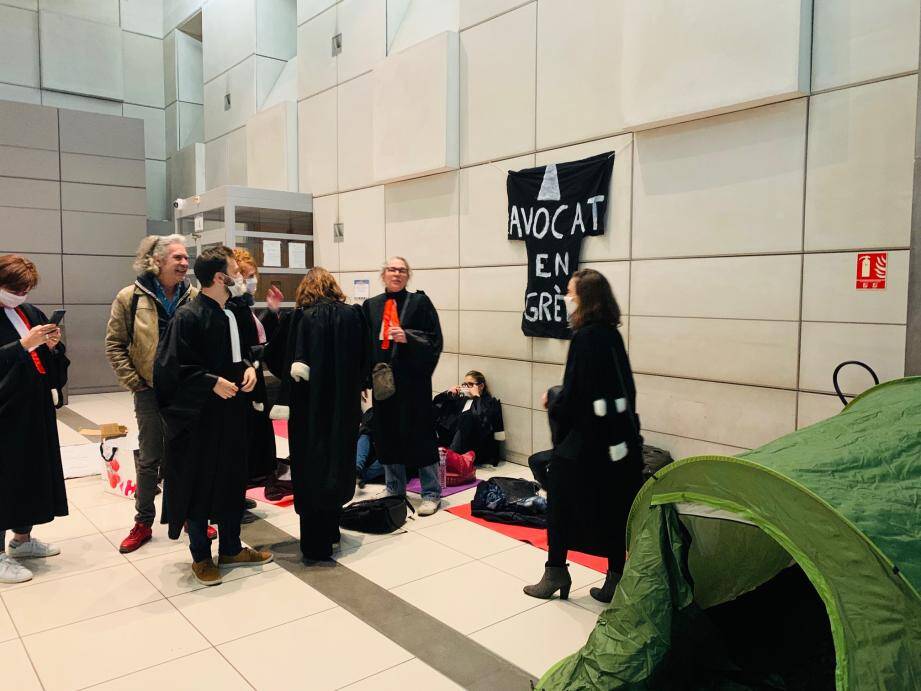 Les avocats en colère veulent passer la nuit au palais de justice.