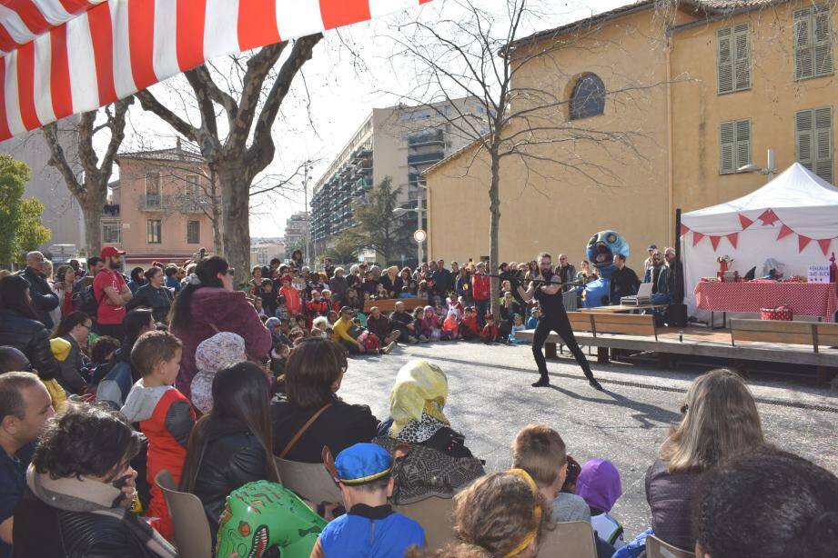 Spectacles, fanfares, ateliers… Lundi, le carnaval de Saint-Roch donnait aux enfants l’occasion de s’amuser autrement.