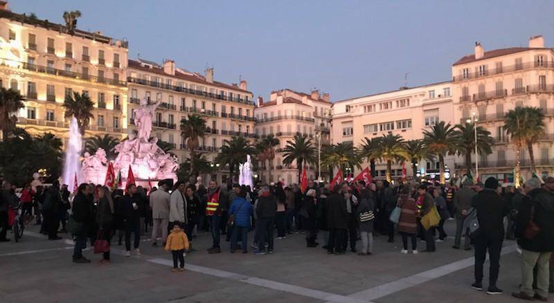 Ils ne désarment pas: un nouveau assemblement était organisé place de la Liberté à Toulon, ce jeudi soir, en protestation contre la réforme des retraites.