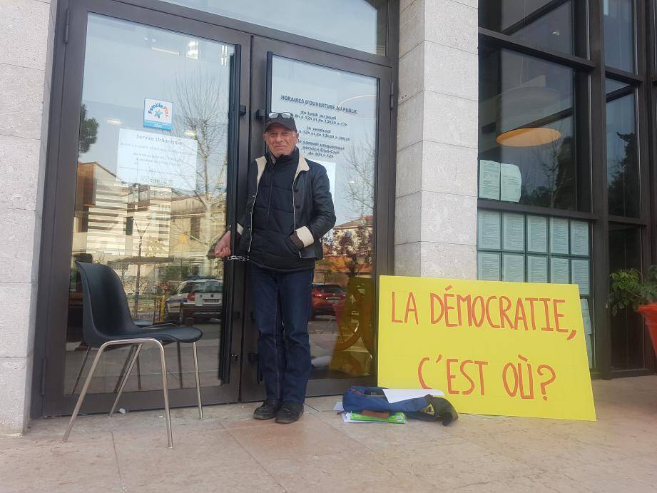Il s’enchaîne à la mairie de Roquebrune pour dénoncer des constructions ...
