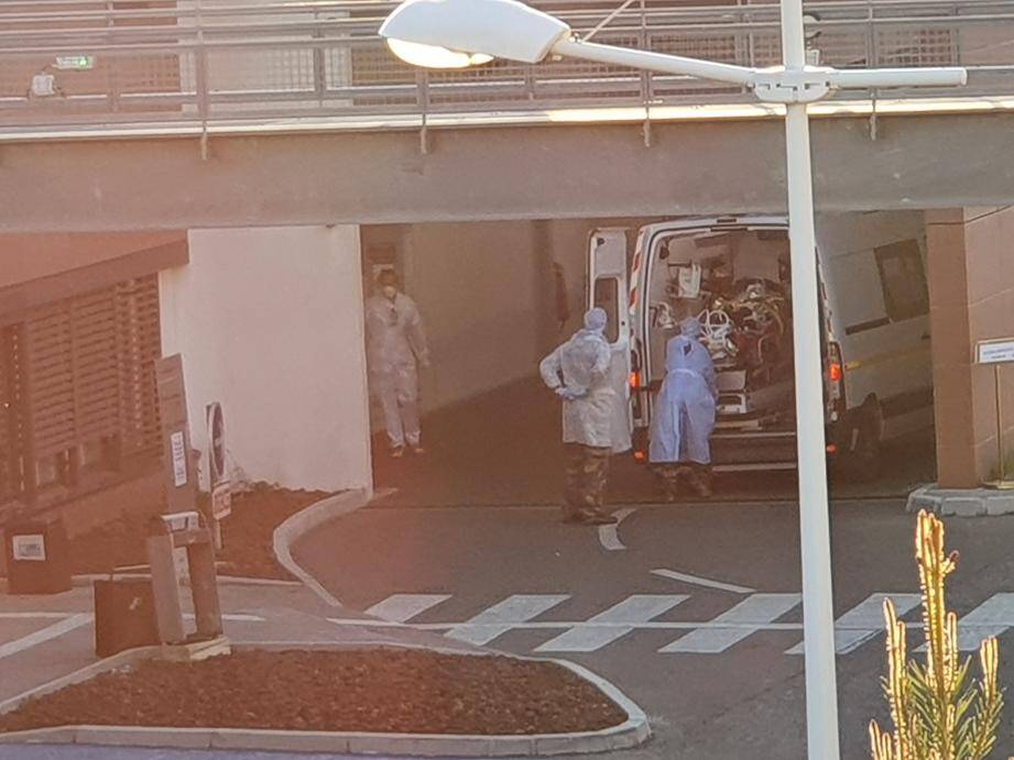 Les ambulances transportant les trois patients qui doivent être pris en charge à Toulon, viennent d'arriver à l'hôpital instructeur des Armées Sainte-Anne.