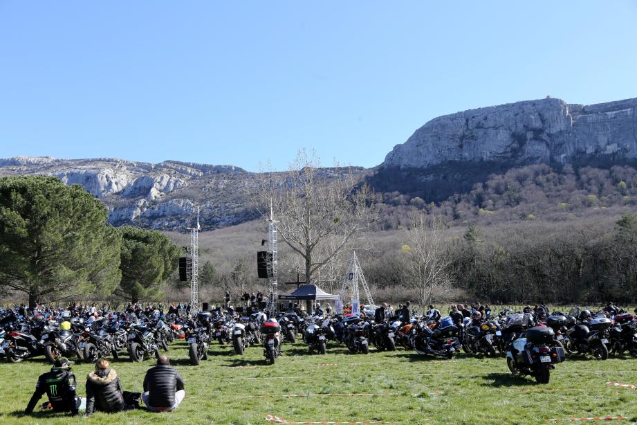 Près de neuf cents participants étaient réunis hier pour la dixième édition de la bénédiction des motos à Plan-d’Aups.