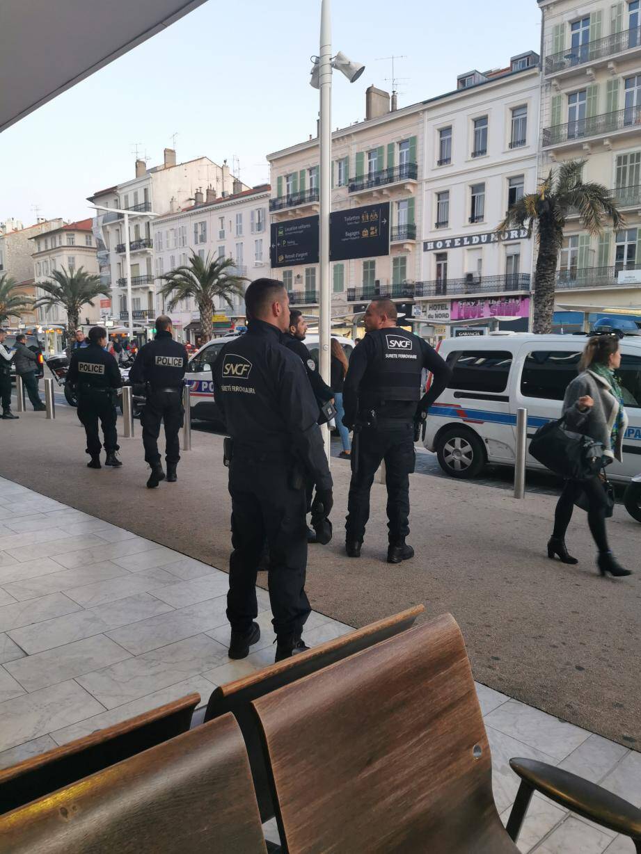 Gros dispositif policier (polices nationale et municipale), ainsi que d’agents de surveillance SNCF) samedi après-midi à la gare de Cannes pour accueillir une bande de jeunes soi-disant prêts à en découdre. 