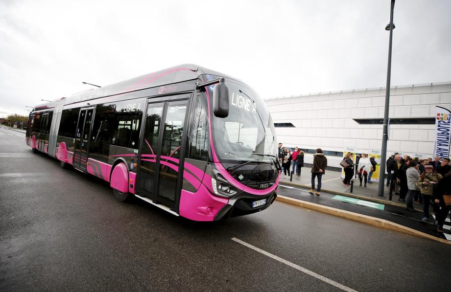 L’inauguration du bus-tram, en décembre. Avant que plusieurs embûches ne viennent jalonner son trajet.