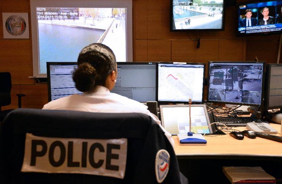 Un centre d'appels d'urgence à la police, joint à travers le 17, à Paris le 11 avril 2014