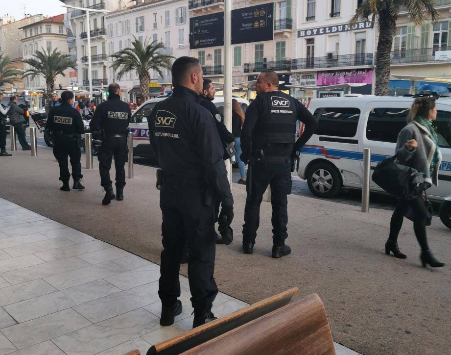 Gros dispositif policier (polices nationale et municipale), ainsi que d’agents de surveillance SNCF) samedi après-midi à la gare pour accueillir une bande de jeunes soi-disant prêts à en découdre. 