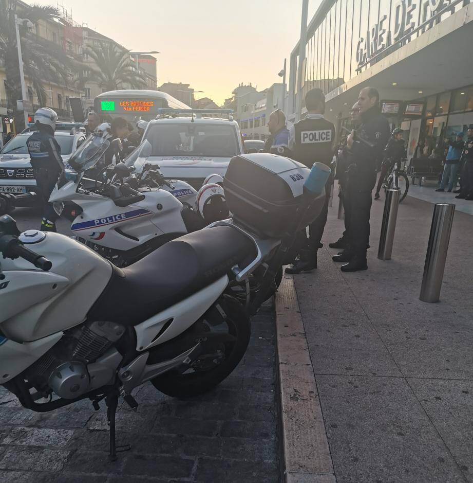 Plusieurs policiers à moto se sont rendus sur les lieux.