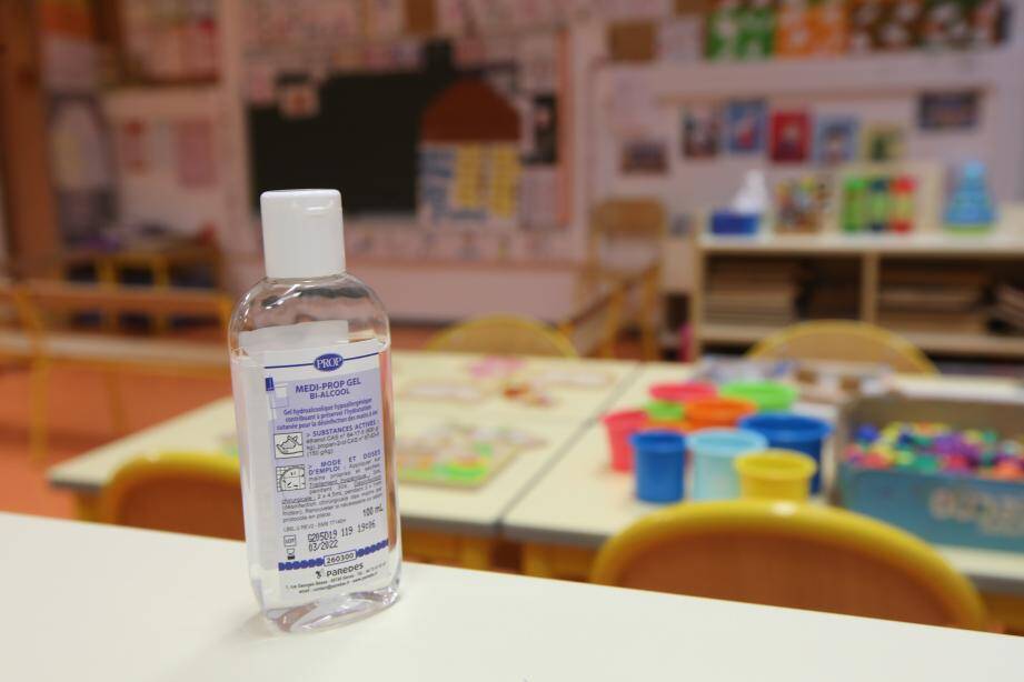 Du gel hydroalcoolique dans une école de Nice. 