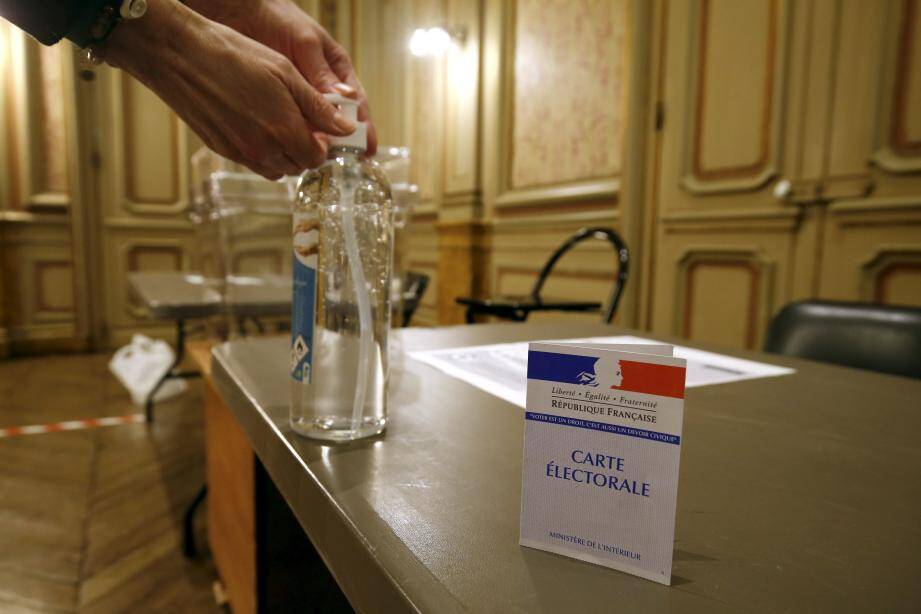 Mesures d'hygiène exceptionnelles dans les bureaux de vote, ici à Menton. 