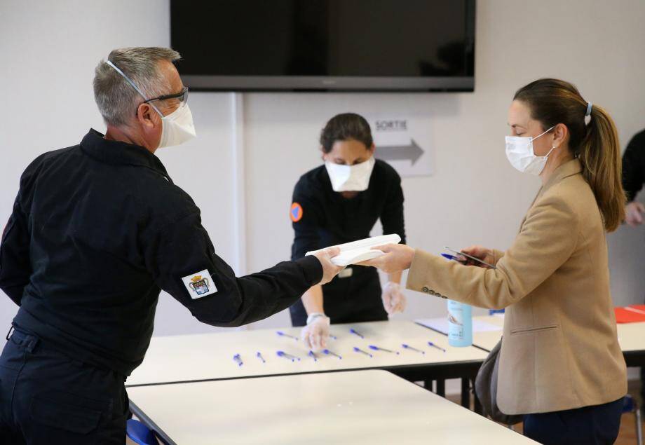 Distribution de masques FFP2 à l'espace du Fort Carré d'Antibes.