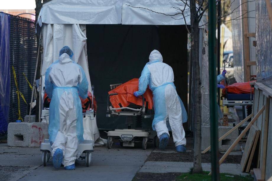 Des corps transportés dans un camion réfrigéré faisant office de morgue temporaire à New York, le 4 avril 2020 