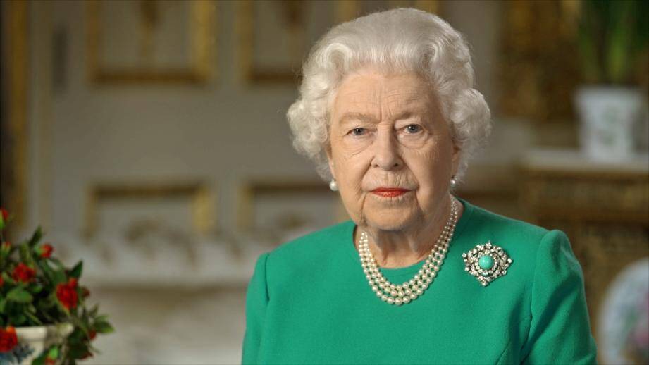 Photo récente non datée transmise par le palais de Buckingham, le 5 avril 2020, montrant la reine Elizabeth II lors de l'enregistrement d'une rare allocution sur la pandémie de coronavirus depuis le château de Windsor 