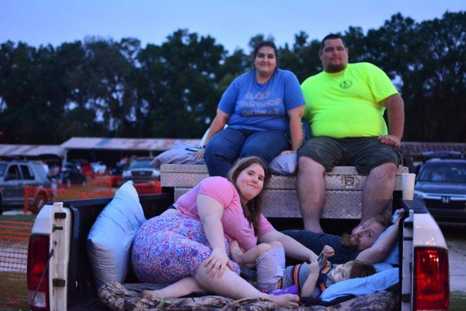 Une famille regarde un film depuis sa voiture à l'Ocala Drive-In, en Floride le 25 avril 2020