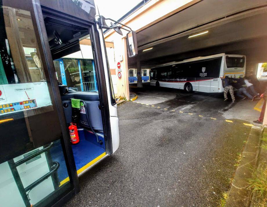 Après une grosse frayeur, les passagers ont essayé de déplacer le bus en le poussant, sans succès.
