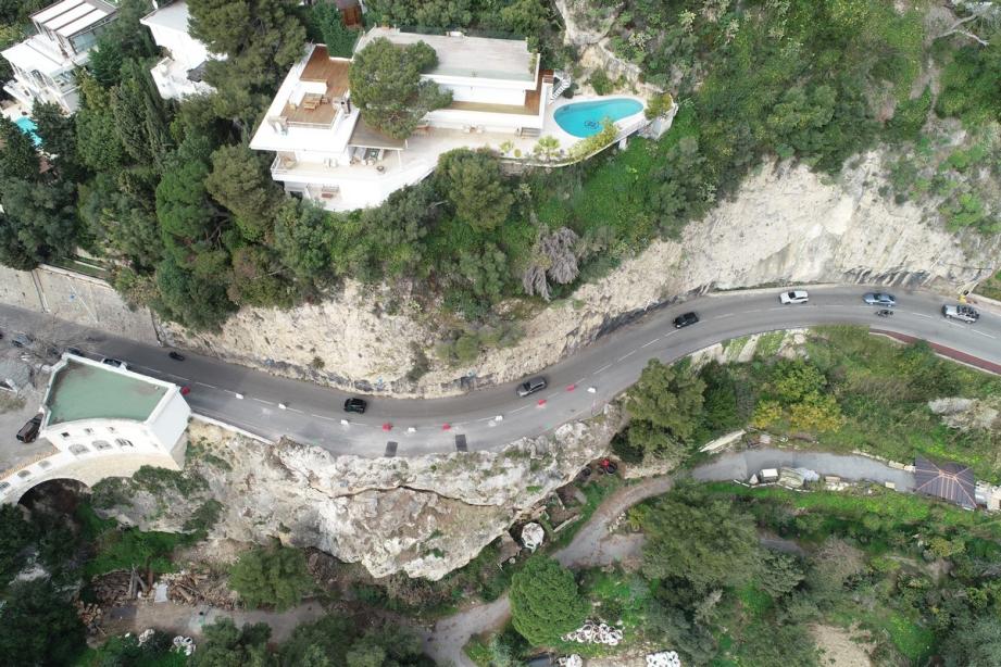 Le massif rocheux, qui soutient la RD 6098, va être purgé et conforté avant la fin du confinement. 