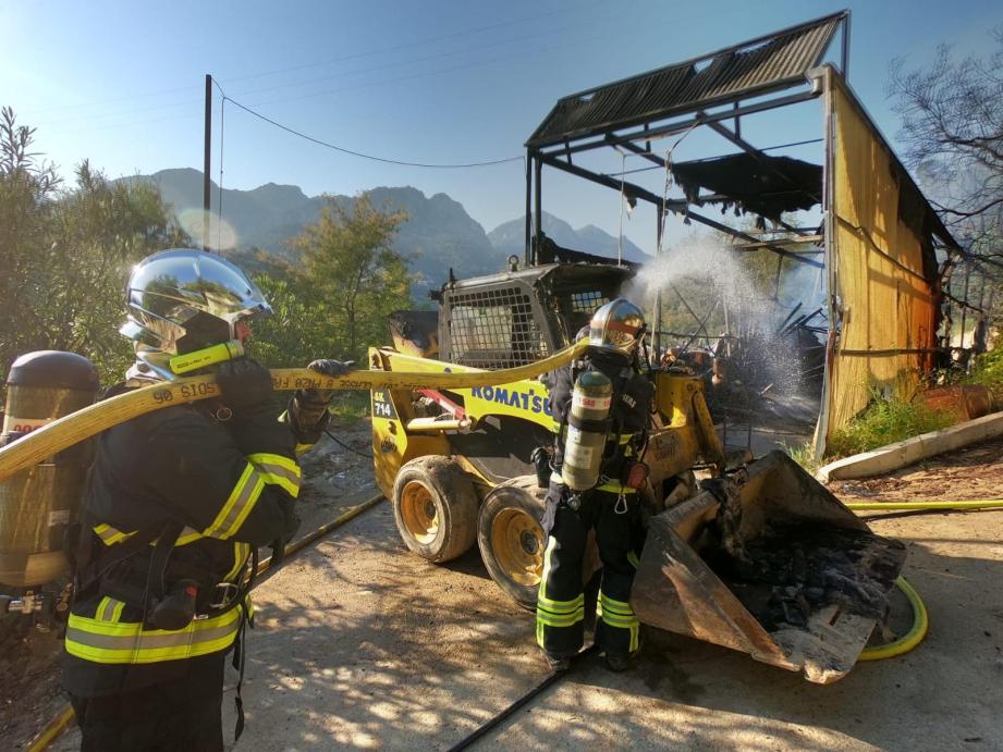 Les soldats du feu ont évité le pire en récupérant sept bouteilles de gaz disposées à l'intérieur de l'entrepôt.
