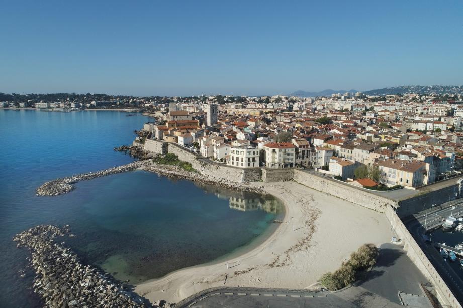 Antibes, destination touristique parmi tant d’autres de la côte, dont les plages restaurants et hôtels rouvriront quand le gouvernement le décidera. 