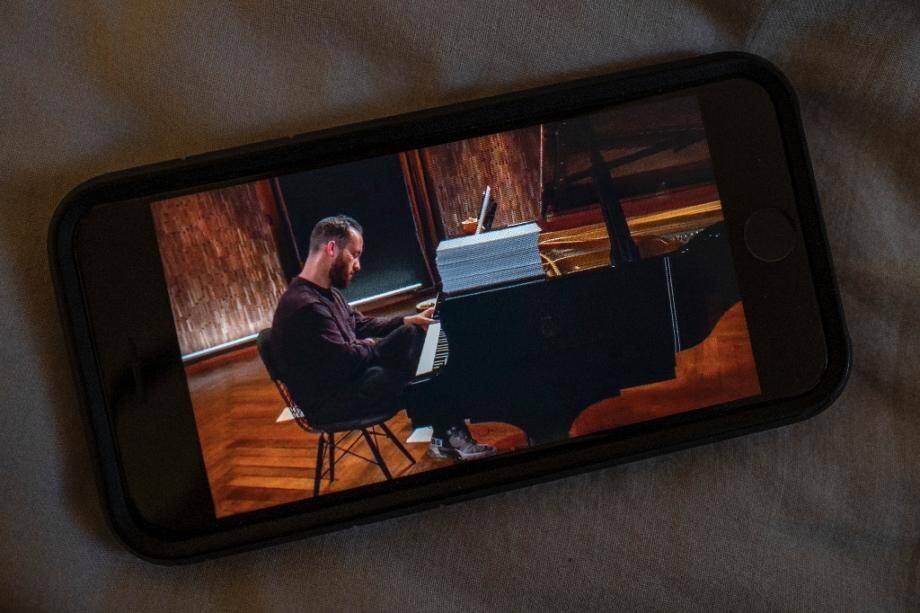 Le pianiste allemand Igor Levit jouant "Vexation" d'Erik Satie dans un studio à Berlin, en video live, le 30 mai 2020