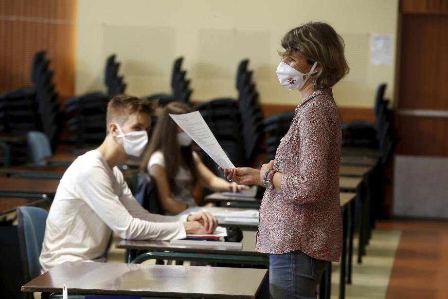 Le gouvernement encourage les élèves à continuer à assister aux cours en présenciel, pour consolider leurs acquis.