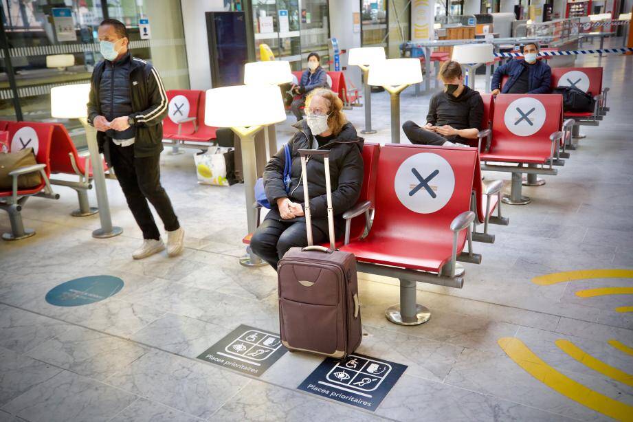 Distanciation physique de rigueur matérialisée dans le hall de la gare de Cannes par d’imposants pictogrammes.