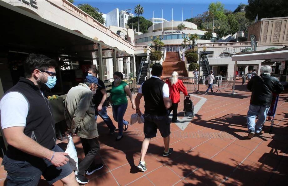  Du monde dans les rues, dans les allées du centre commercial, mais pas vraiment dans les boutiques. Pour Jean Castellini, c’est la reprise d’une vie normale qui se joue ces jours-ci à Monaco, avec la réouverture des commerces.