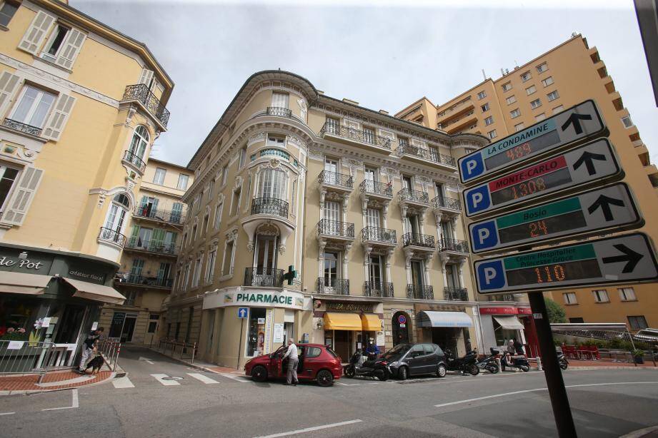 Tom et Alex vivent à la frontière. Ici, ils sont à Monaco. Dans la rue en face, chez eux, ils sont à Beausoleil. Ils cumulent déjà quatre PV.