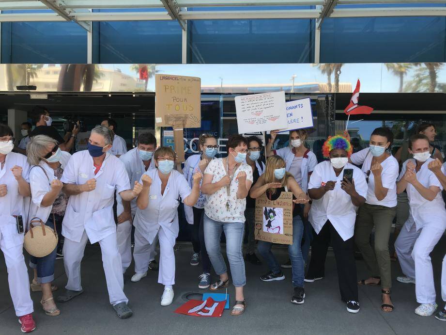 Le personnel de l'hôpital de Cannes montre son mécontentement avant le Ségur.