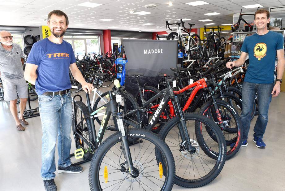 Après plus de deux mois d’arrêt quasi complet de leur activité, les deux gérants du magasin Flash Bike à Trans-en-Provence ont retrouvé le sourire.