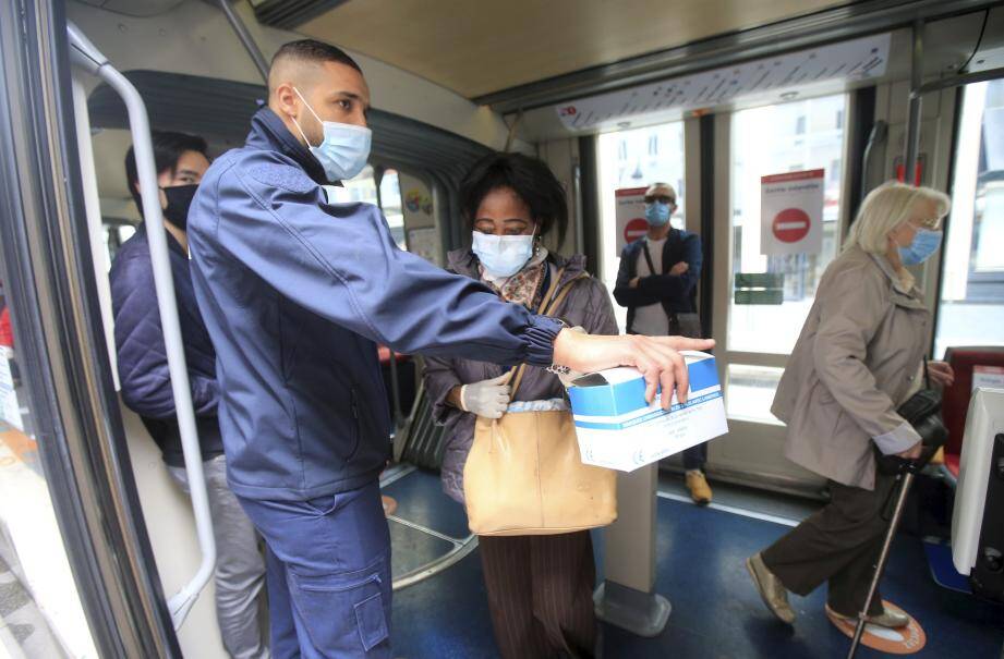 En plus de vérifier le respect du port du masque, les agents de la Ligne d’Azur indiquent aux usagers les sens d’entrée et de sortie, désormais imposés.
