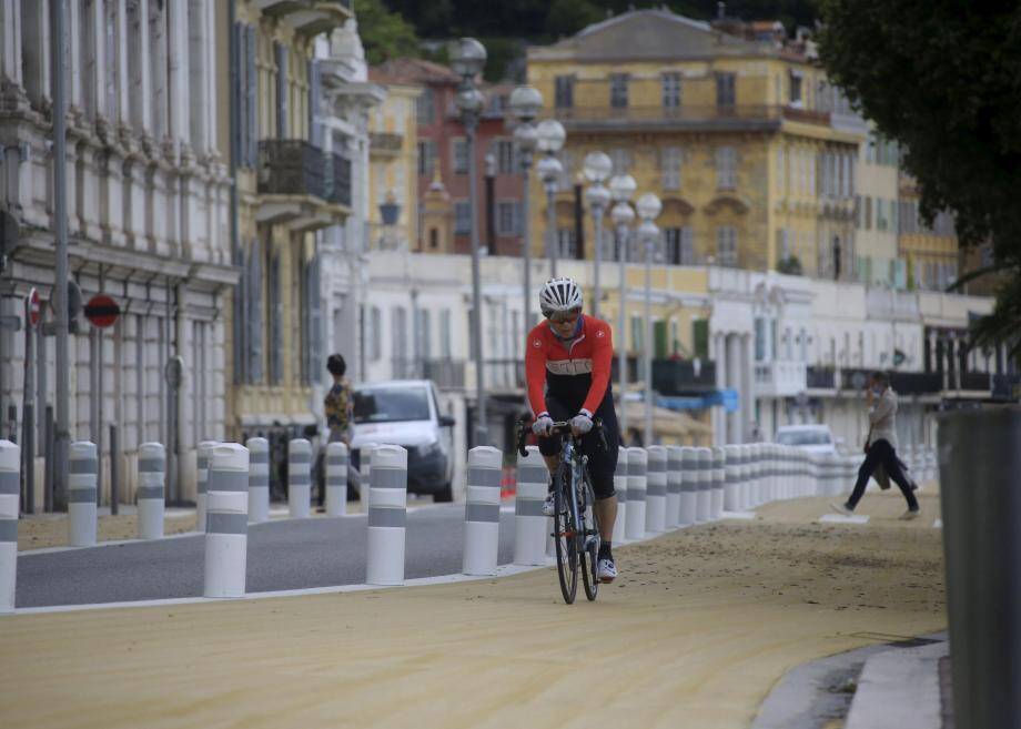 Depuis le déconfinement, il est impossible en venant de l’Ouest de passer par le port de Nice. Seule la circulation Est-ouest est maintenue. Une nouvelle piste cyclable a vu le jour.