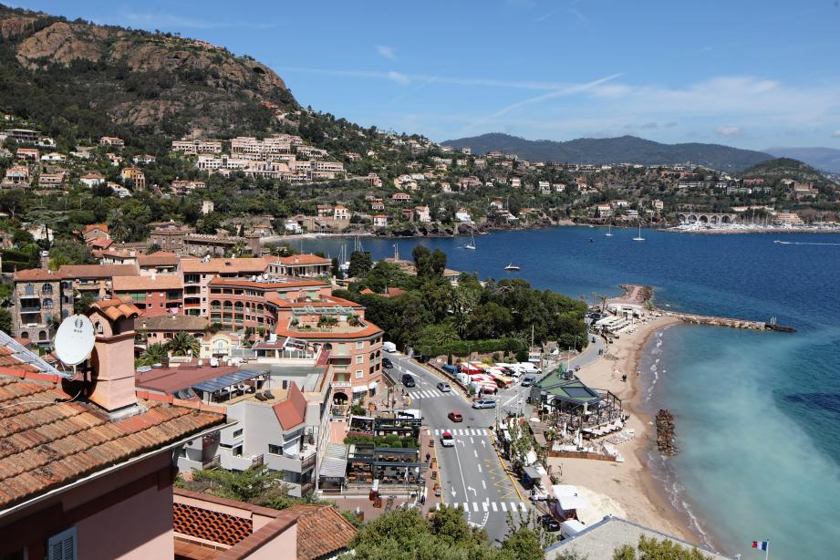 Le village (ici, son entrée) est l’un des thèmes centraux de la campagne...