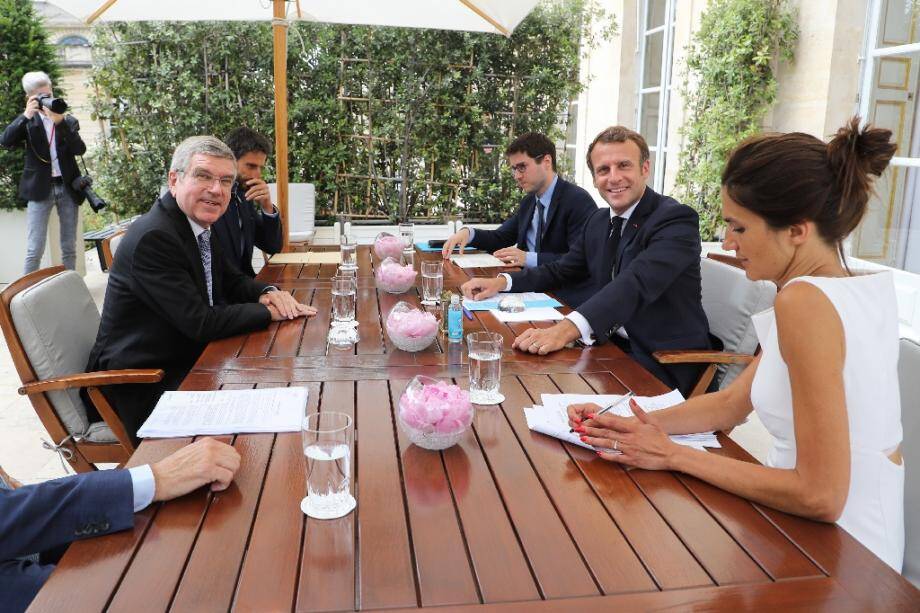 Réunion de travail entre le président Emmanuel Macron et Thomas Bach (g), celui du CIO, ainsi que  le patron des Jeux de Paris Tony Estanguet, le 8 juillet 2020 au palais de l'Elysée 