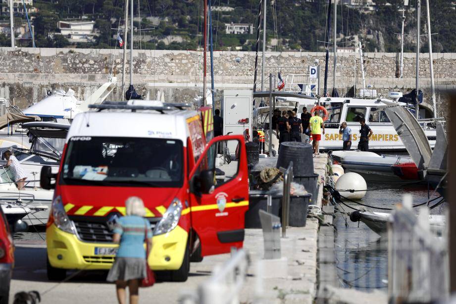 Les sapeurs-pompiers ont réussi, en mer, dans la rade de Villefranche, à délivrer la jambe du quinquagénaire, coincée dans l’hélice d’un petit semi-rigide. Le blessé a été pris en charge, direction Pasteur 2. 