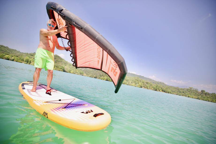 À mi-chemin entre le paddle et la voile, le wing paddle figure parmi les nouveautés de la saison.