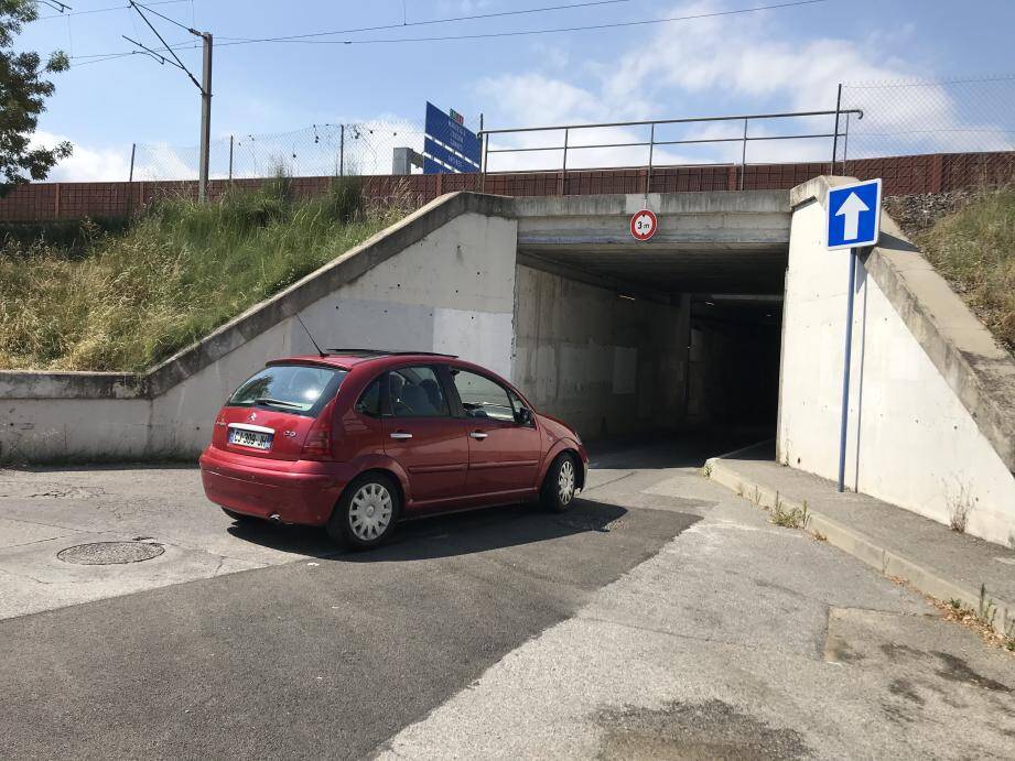 C’est le mur sous ce pont qui doit être renforcé par la mise en place de structures en fer armé.