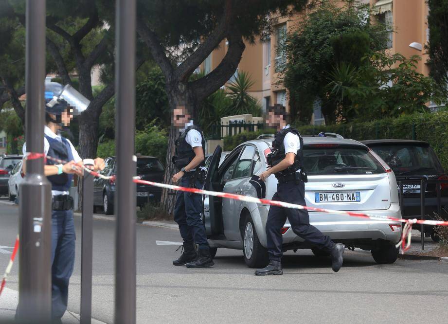 Les policiers vêtus de gilets pare-balles bloquent le boulevard Paul-Montel à Nice, hier matin, aux abords d’un Casino. Les assaillants ont tiré devant le supermarché après avoir remonté en courant l’avenue Martin-Luther-King.