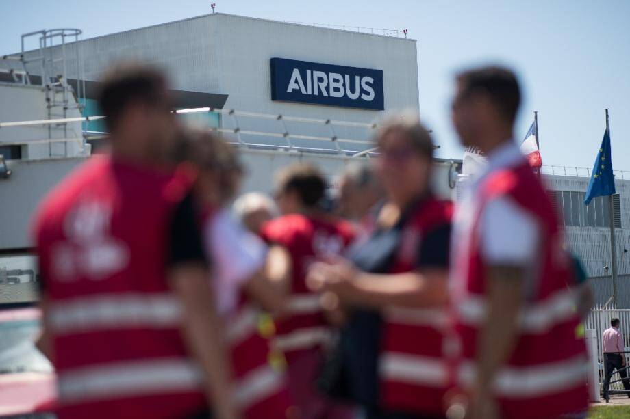 Des salariés d'Airbus réunis devant une usine Airbus, à Montoir-de-Bretagne, le 8 juillet 2020