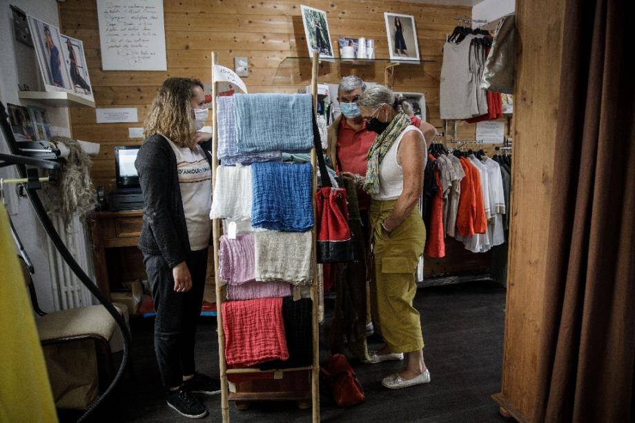 Des clients achètent des produits en lin, le 15 juillet 2020 à Villons-Les-Buissons (Calvados).