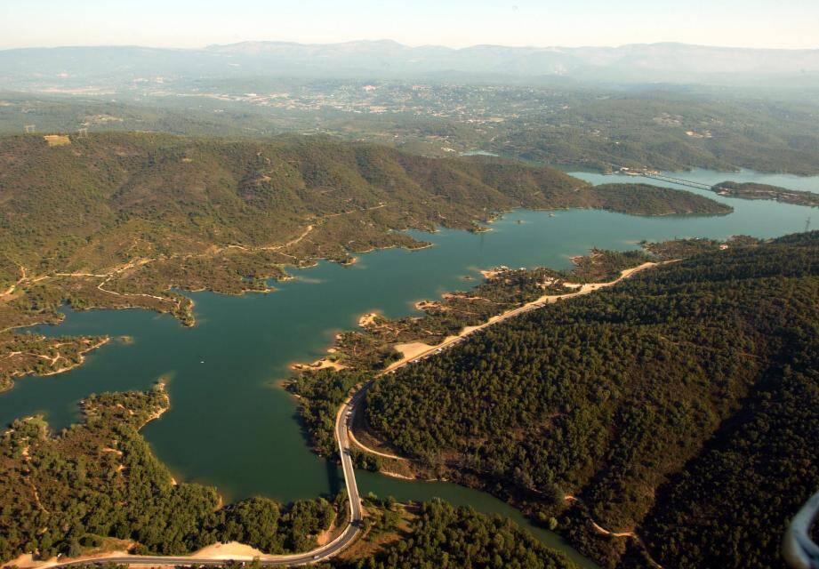 Une vue aérienne d'une partie du lac de Saint-Cassien. 