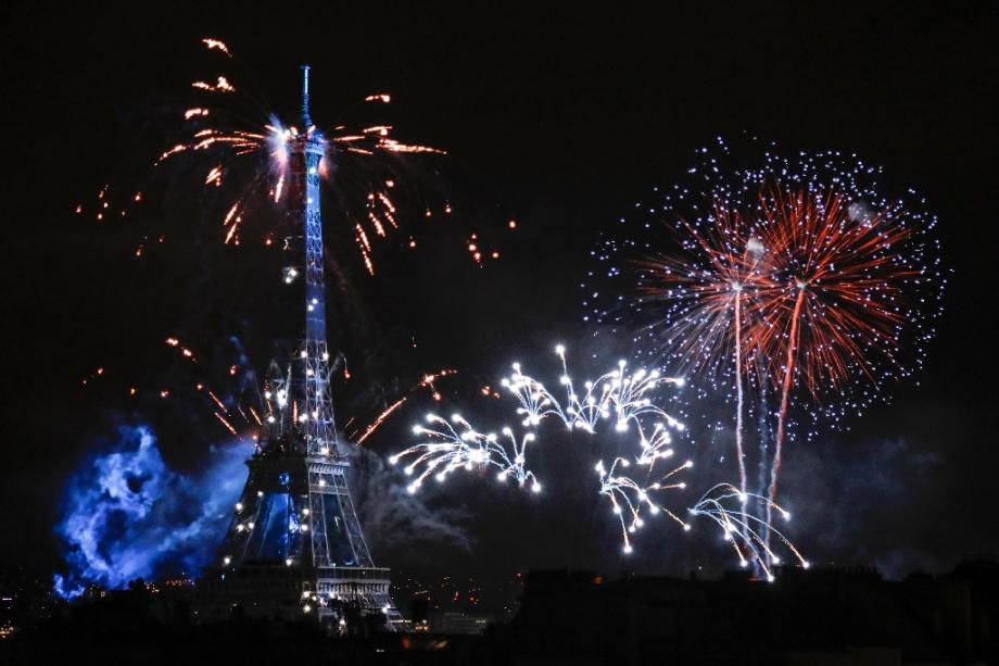 Des Milliers De Personnes Assistent Au Feu D Artifice Tire De La Tour Eiffel Malgre Le Perimetre De Securite Nice Matin