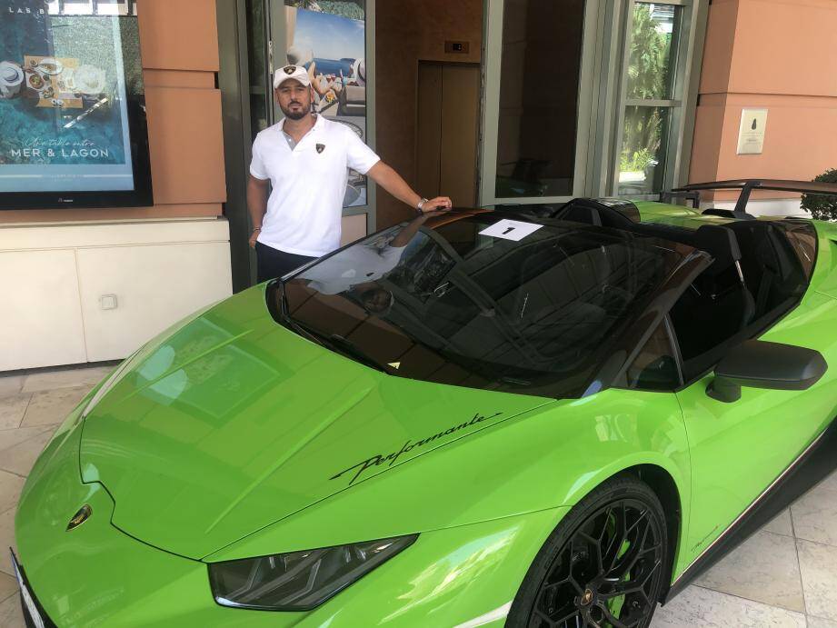 L'organisateur de l'évènement, Stefano Cigana, et sa Lamborghini, ce vendredi midi au Monte-Carlo Bay.