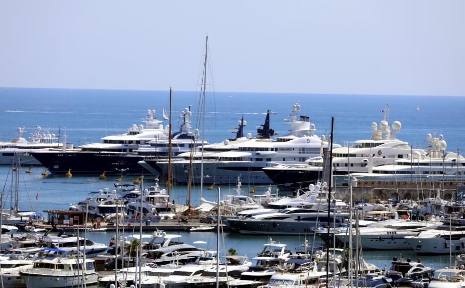 Le quai des milliardaires à Antibes.	