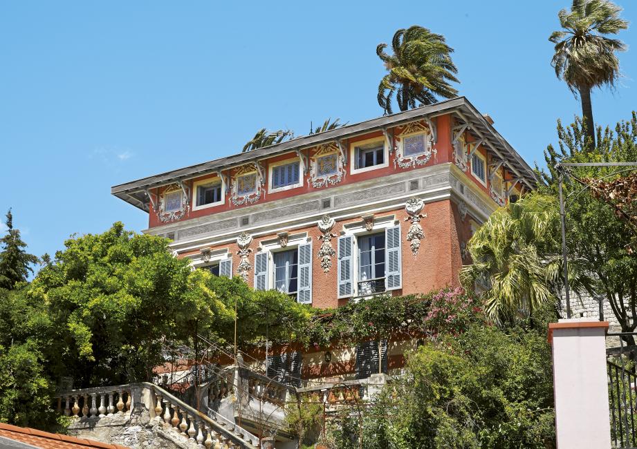 Construite vers 1880 à Garavan, la villa La Favorite est l’une des plus anciennes maisons à décor peint de Menton.