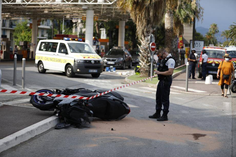 Les deux passagers du deux-roues ont été projetés au sol. L'un est décédé, l'autre est dans un état grave selon l'un des pompiers en intervention.