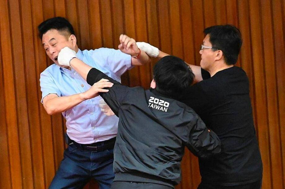 Bagarre Generale Et Bombes A Eau Lors D Un Debat Houleux Au Parlement Taiwanais Nice Matin