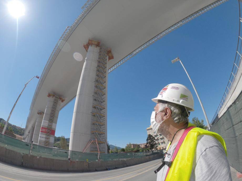 Un chef de chantier sous le nouveau pont. 325 entreprises ont été mobilisées pour sa réalisation et 4000 personnes ont participé aux travaux.